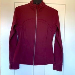 Like new condition, full zip with thumb holes and cuffins!